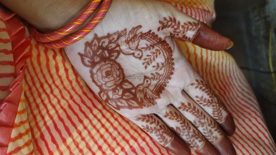 Simple Mehndi Design with Gol Tikki