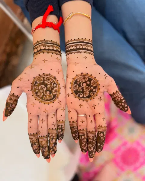 aesthetic circle mehndi design
