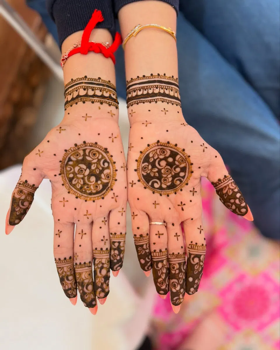 Aesthetic Mehndi Design with Gol Tikki