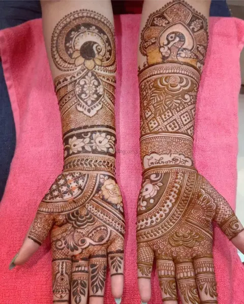 figure front hand mehndi design