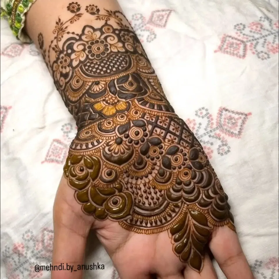 Back Hand Mehndi Design (2)