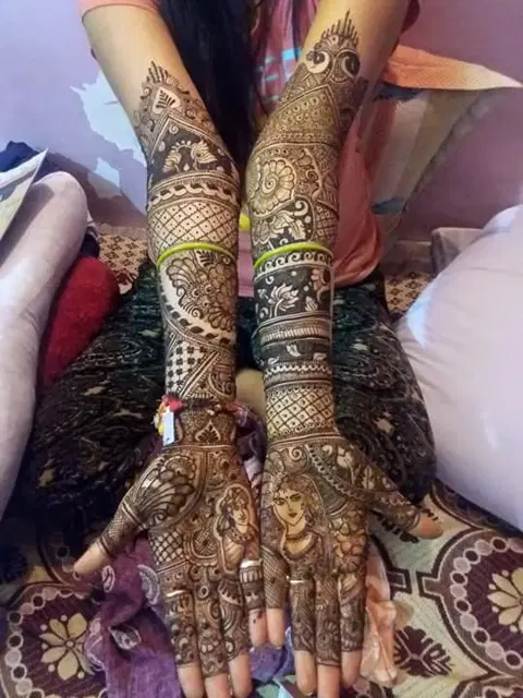 figure back hand mehndi design