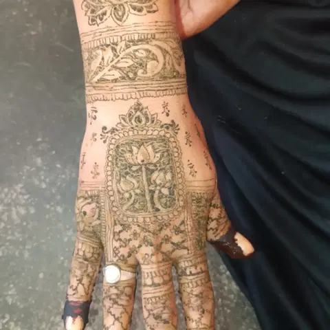 front hand mehndi design