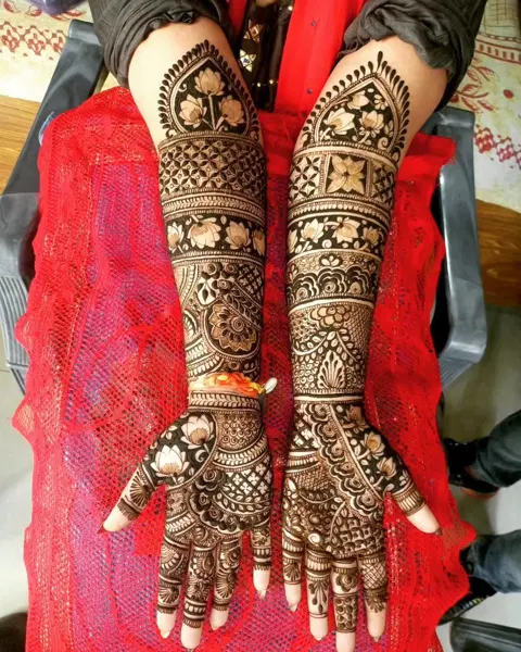 figure front hand mehndi design