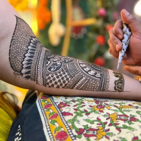 front hand mehndi design