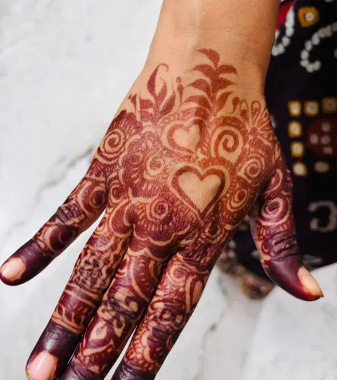 simple heart mehndi design