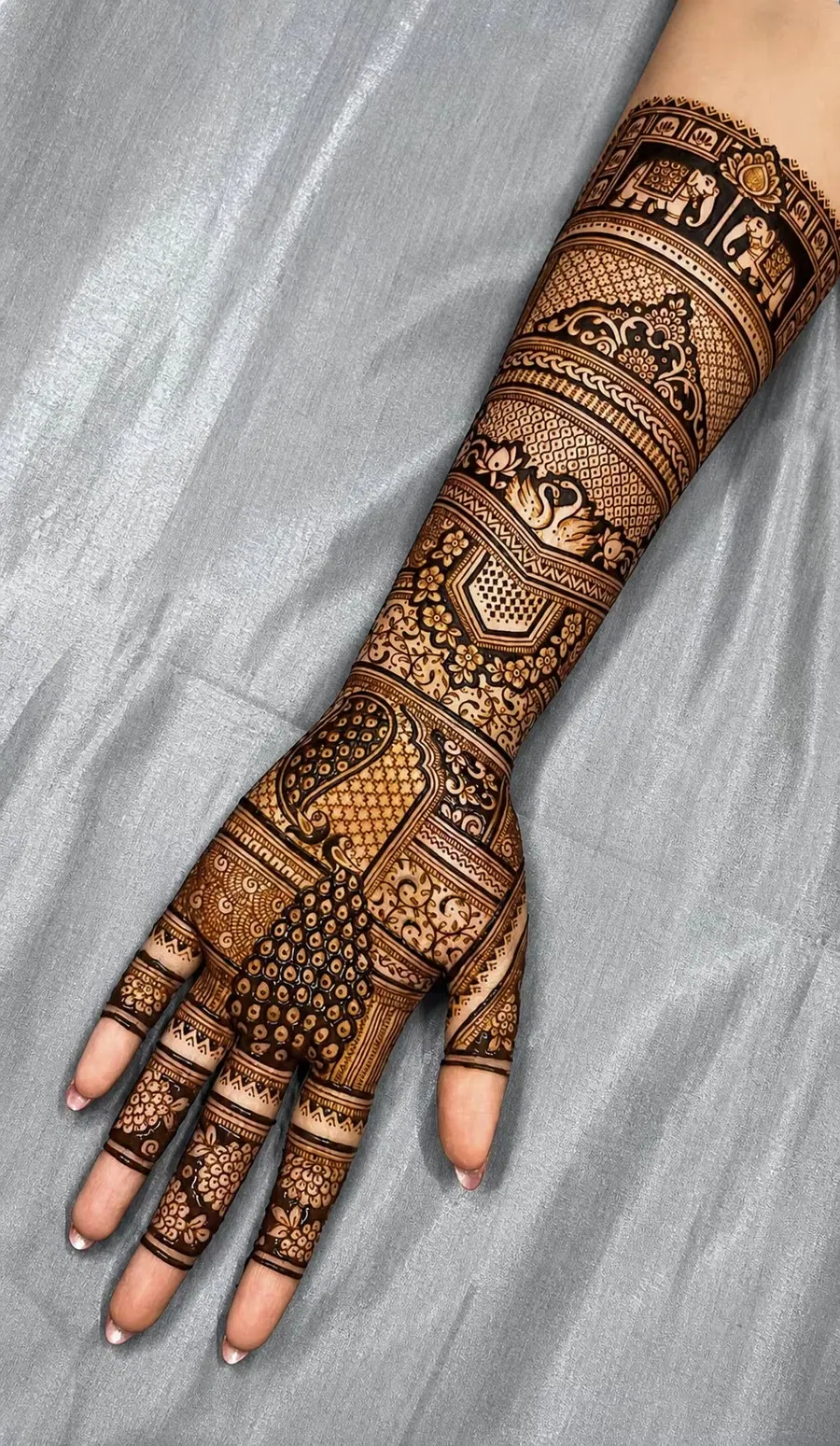 Front Hand Mehndi Design (2)