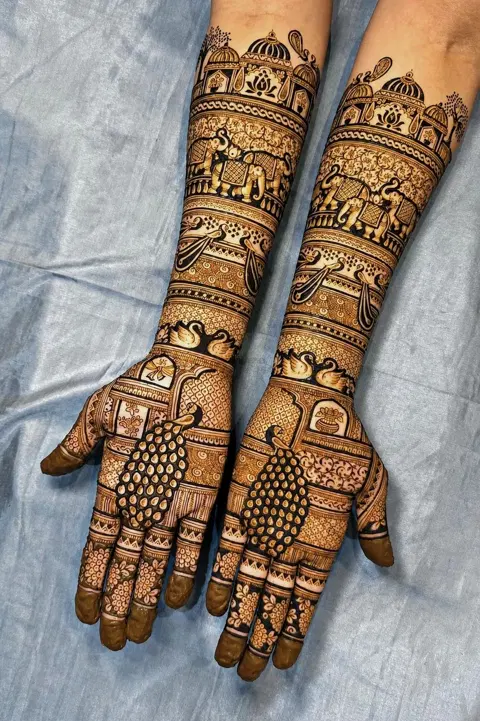 figure back hand mehndi design