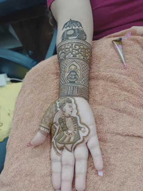 figure back hand mehndi design