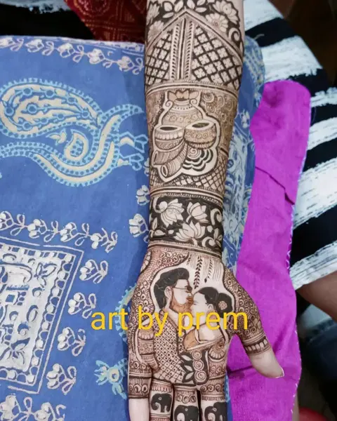 figure back hand mehndi design