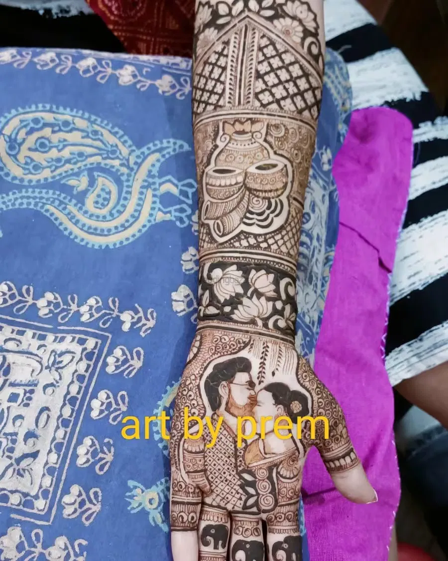 Back Hand Mehndi Design with Figures (2)