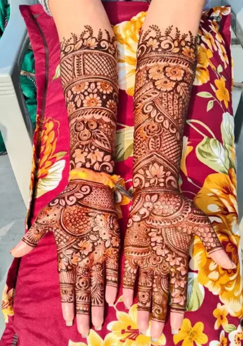 figure front hand mehndi design