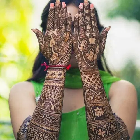 figure back hand mehndi design