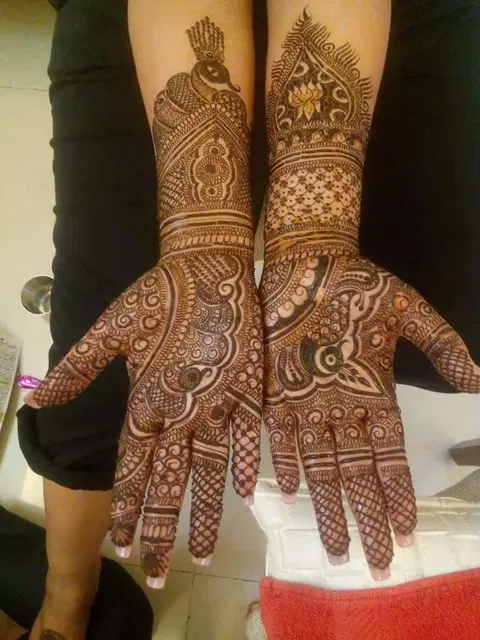 figure front hand mehndi design
