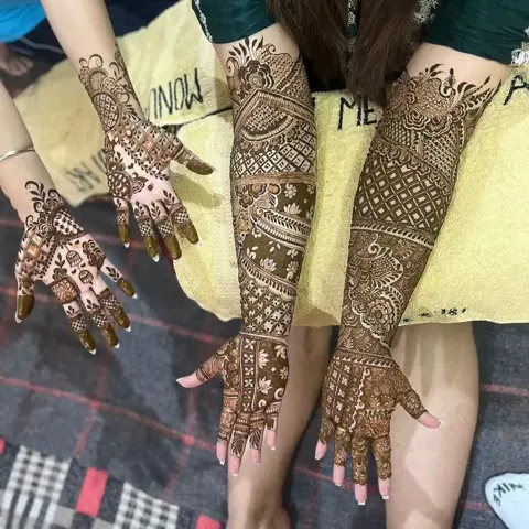 figure front hand mehndi design