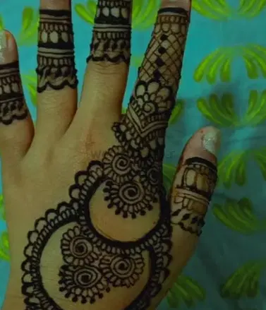 finger mehndi design