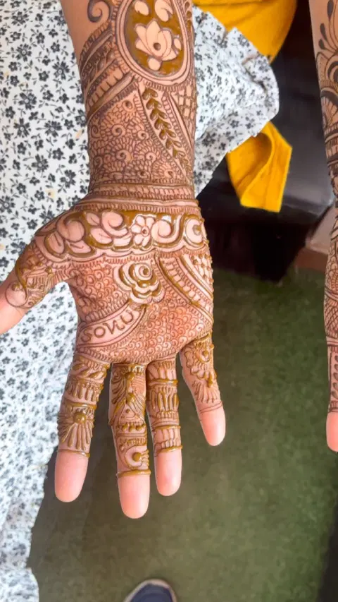 front hand mehndi design