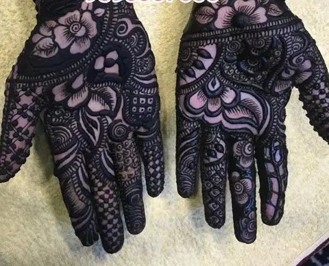 front hand mehndi design