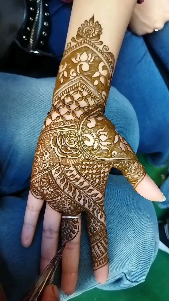 Back Hand Mehndi Design (2)