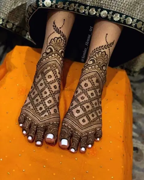 figure back hand mehndi design