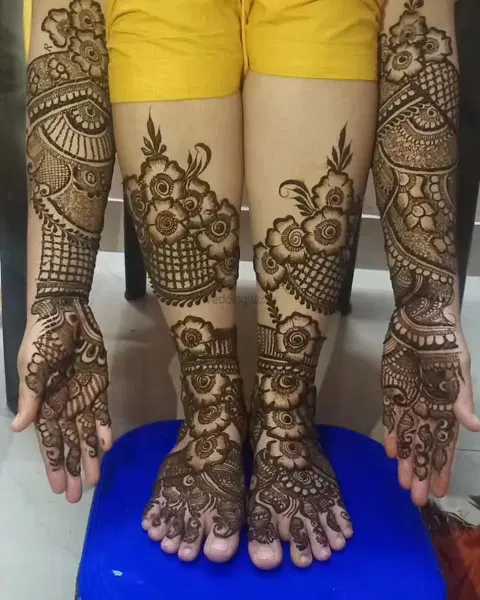 figure front hand mehndi design