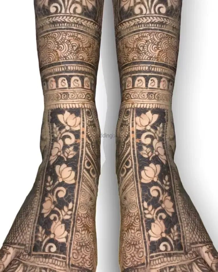Mehndi Design with Figures