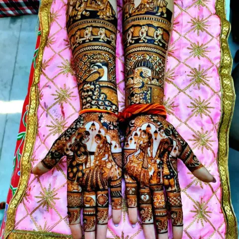 figure mehndi design