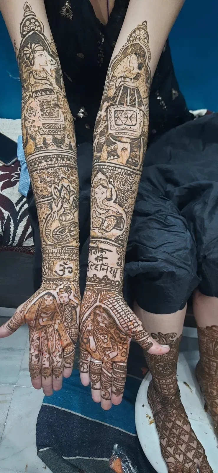 Front Hand Mehndi Design with Figures