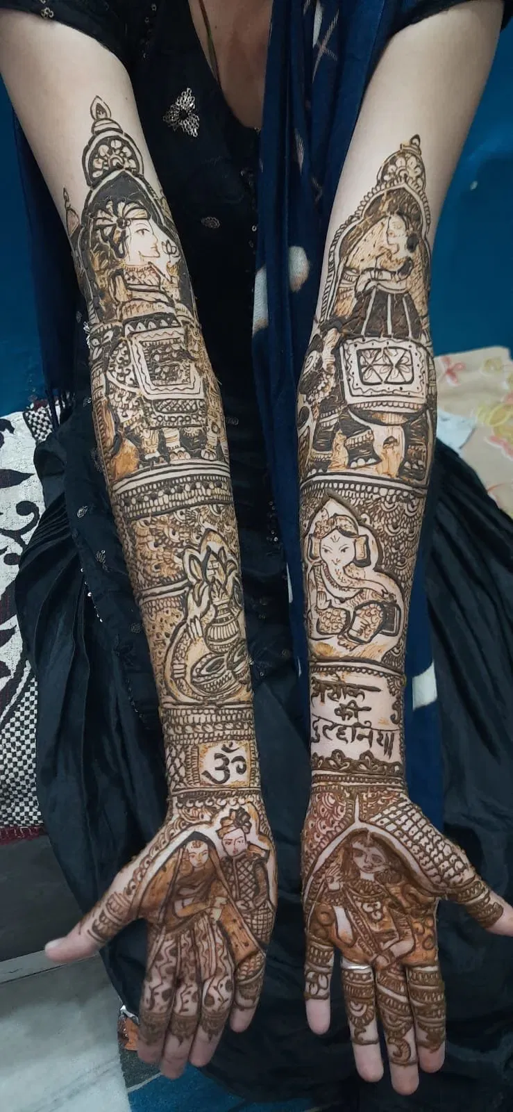 Front Hand Mehndi Design with Figures (21)