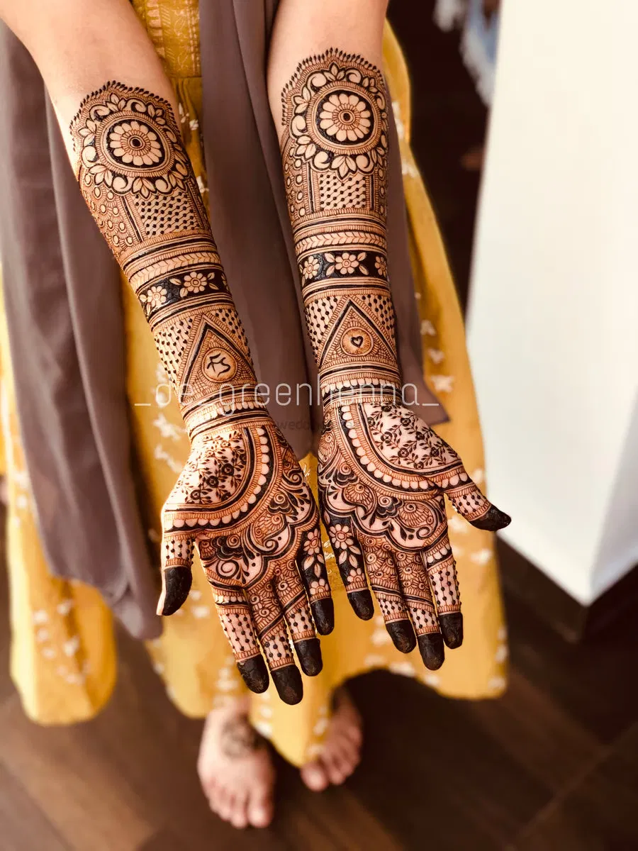 Mehndi Design with Figures