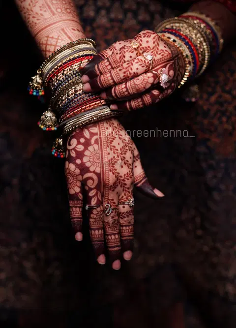 figure back hand mehndi design