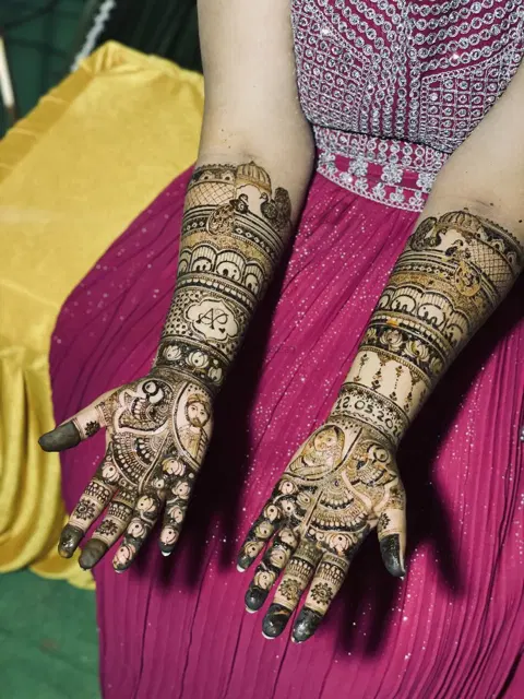 figure front hand mehndi design