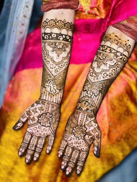 figure full hand mehndi design