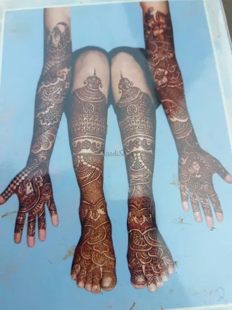 figure front hand mehndi design