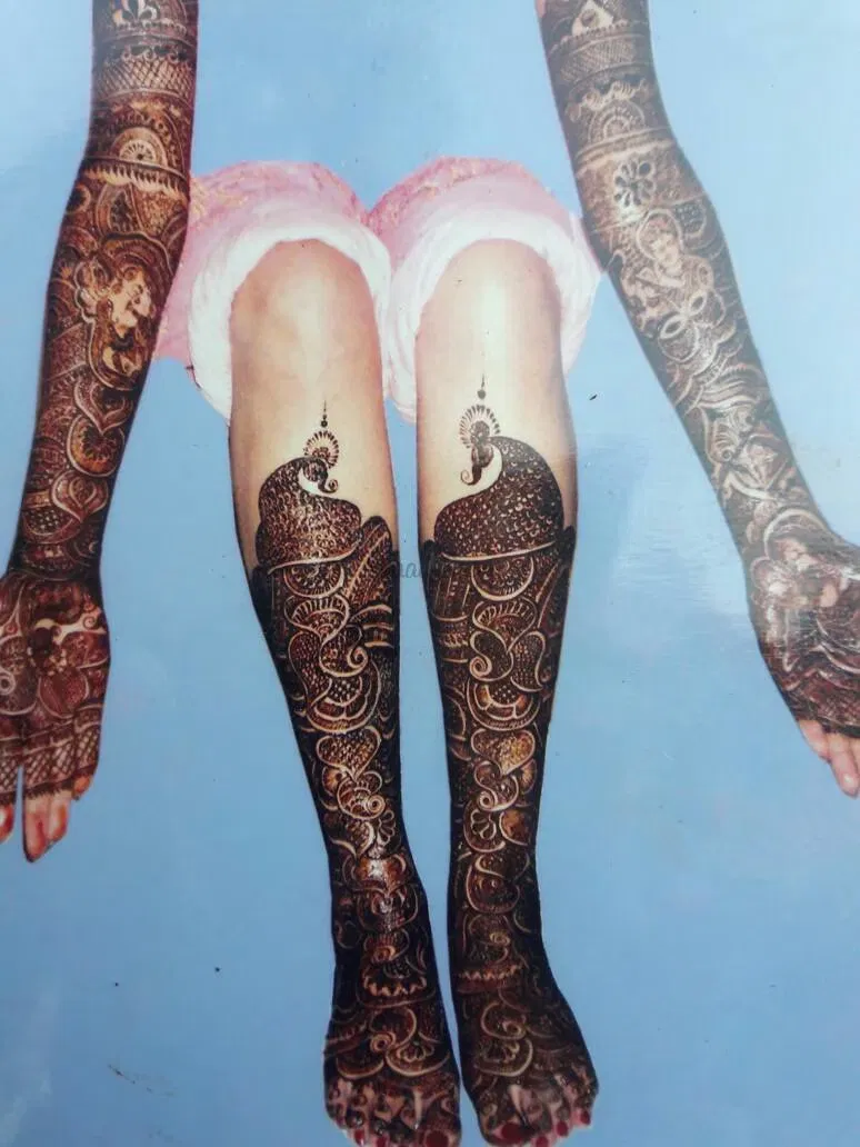 Front Hand Mehndi Design with Figures (2)