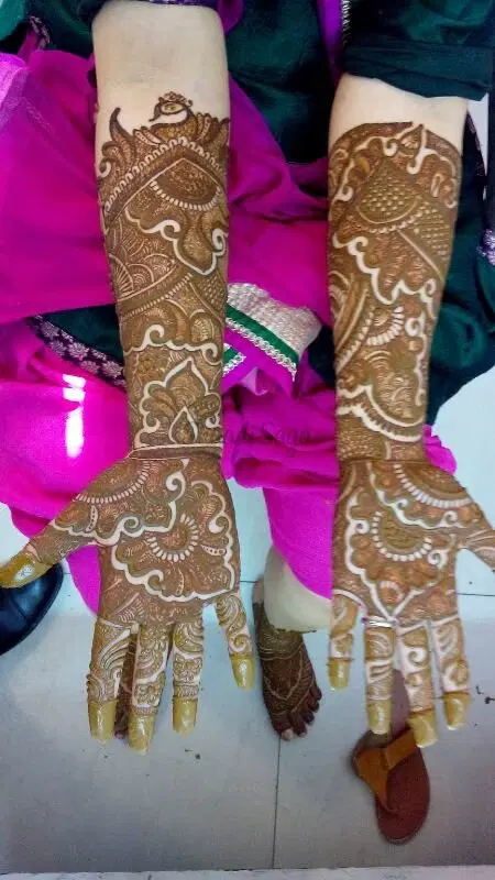 front hand mehndi design