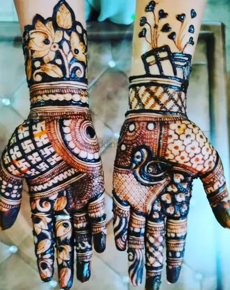 Mehndi Design with Figures