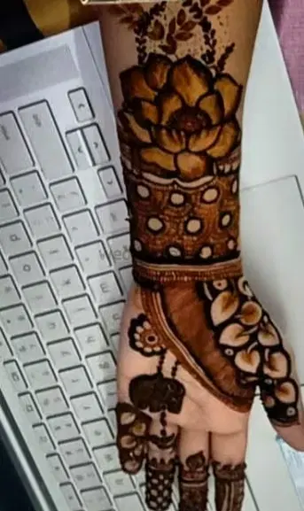 front hand mehndi design