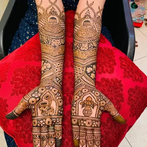 figure back hand mehndi design
