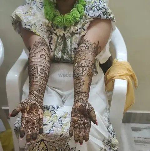 figure front hand mehndi design