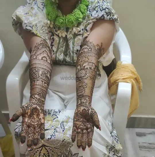 Front Hand Mehndi Design with Figures