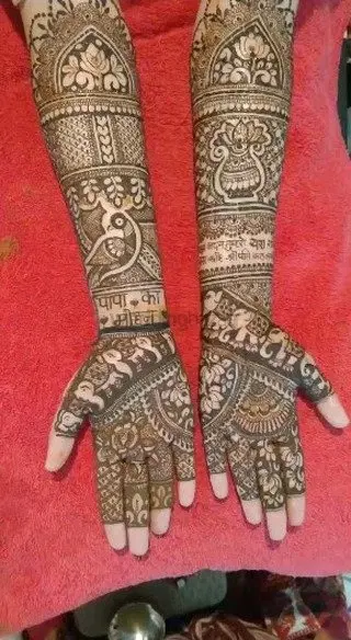 figure front hand mehndi design