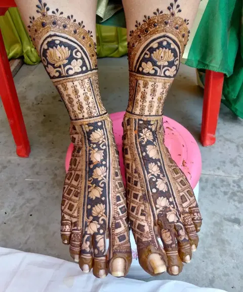 figure foot mehndi design