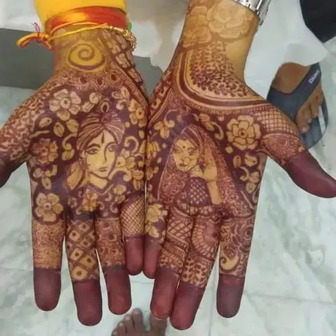 figure back hand mehndi design