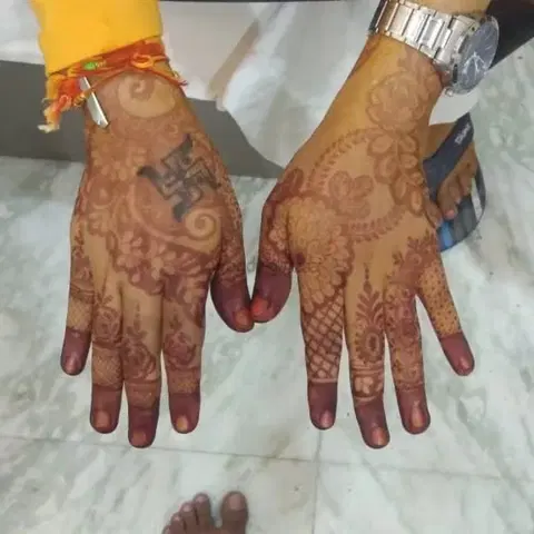 figure front hand mehndi design