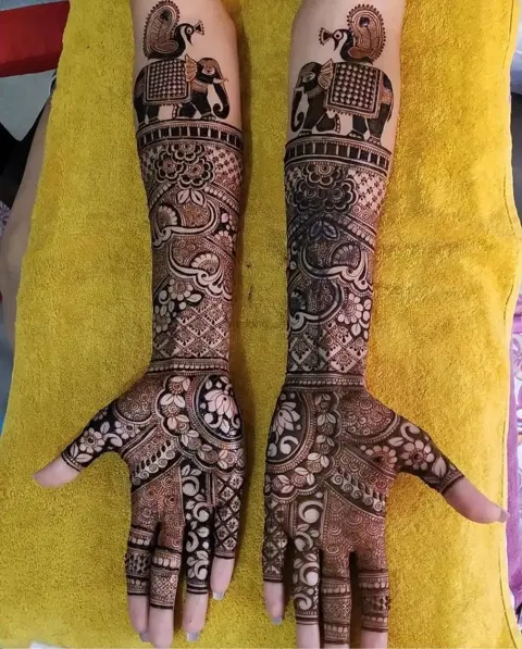 figure back hand mehndi design
