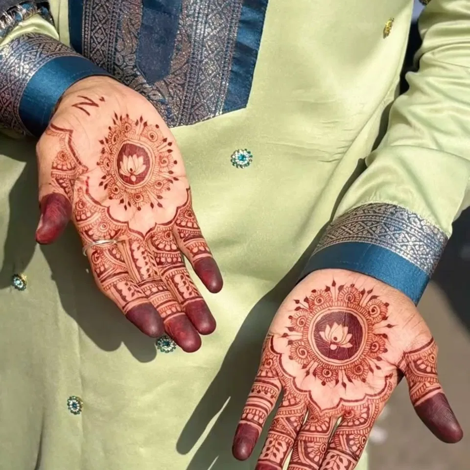 Bridal Front Hand Mehndi Design with Gol Tikki (6)