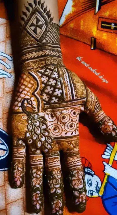 figure back hand mehndi design