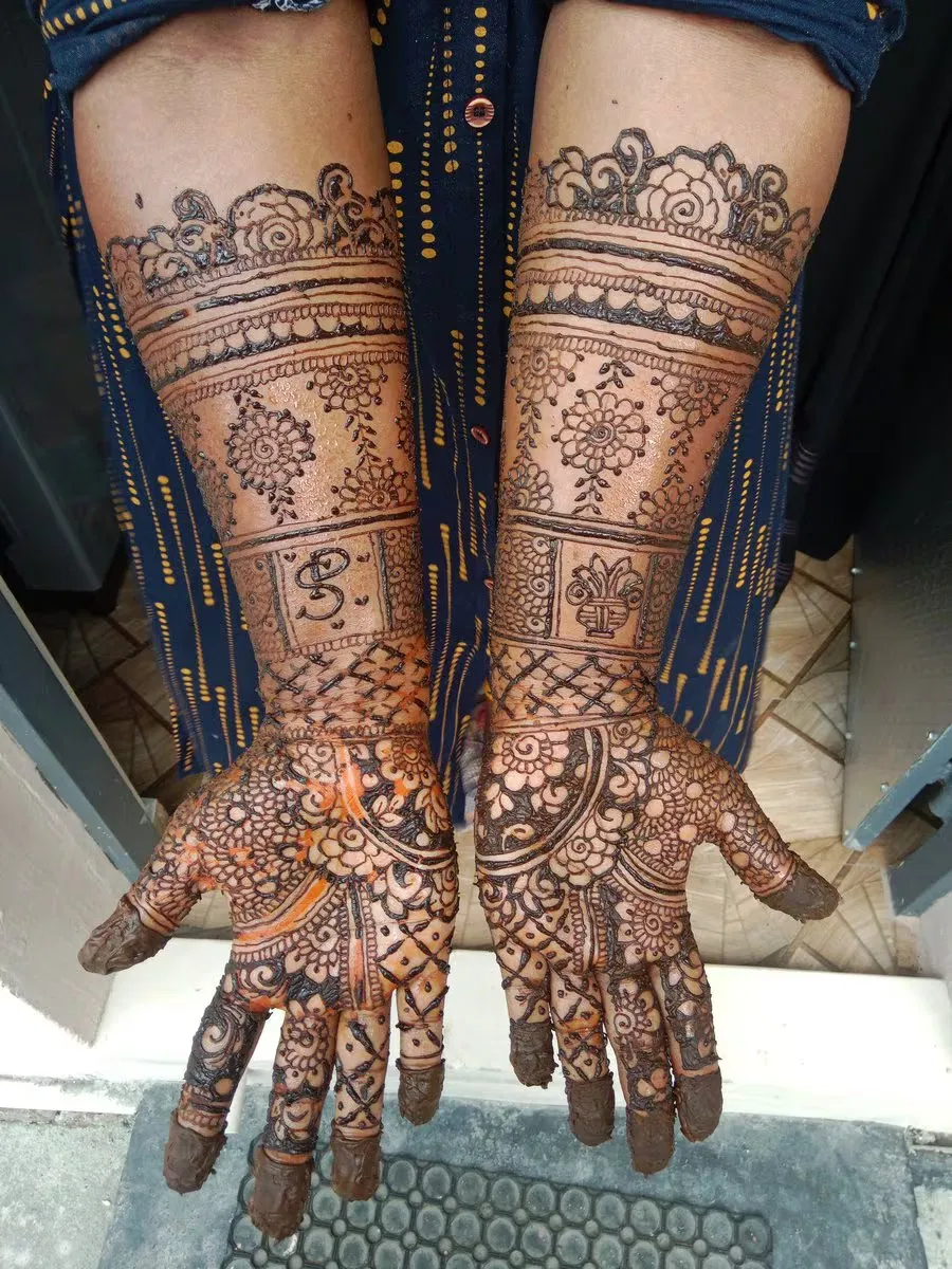 Front Hand Mehndi Design with Figures