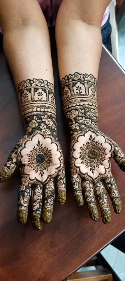 front hand mehndi design